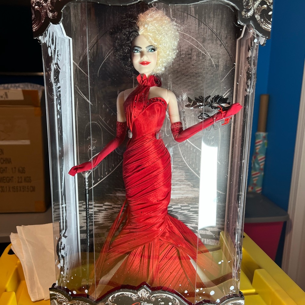 Disney Cruella De Ville Doll - Live Action CRUELLA DE VIL NEW IN BOX LE